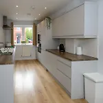 Dings House With Free Parking In Super South West Location By Stae-homes Semesterbostad