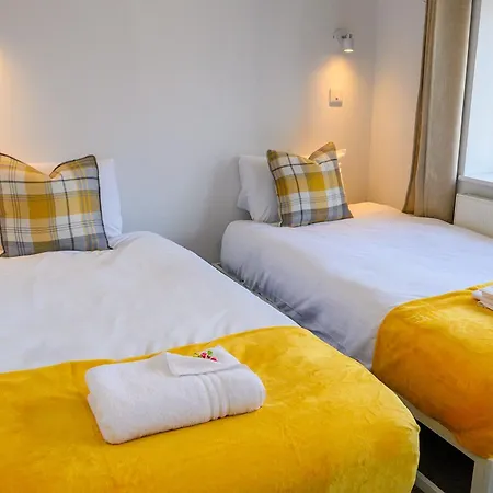 Dings House With Free Parking In Super South West Location By Staystaycations