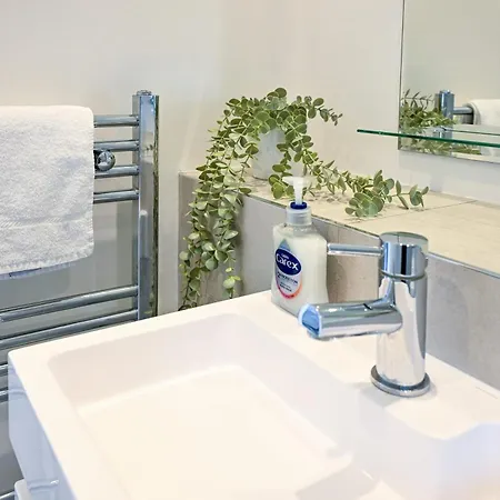 Dings House With Free Parking In Super South West Location By Staystaycations Bristol