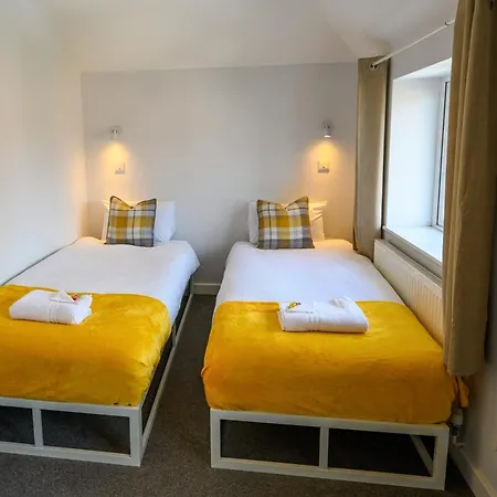 Dings House With Free Parking In Super South West Location By Staystaycations *