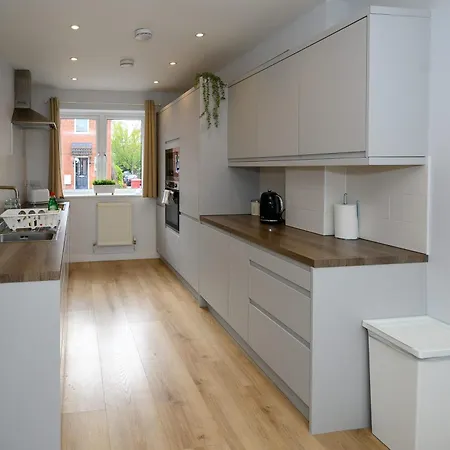 Dings House With Free Parking In Super South West Location By Stae-homes Tatil Evi