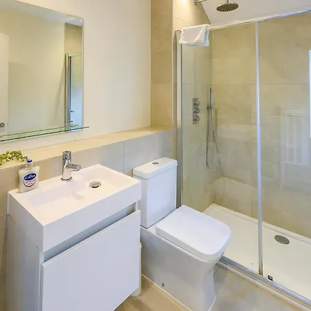 Dings House With Free Parking In Super South West Location By Staystaycations