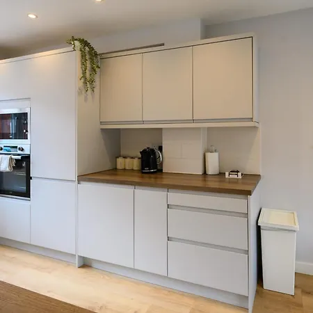 Dings House With Free Parking In Super South West Location By Staystaycations