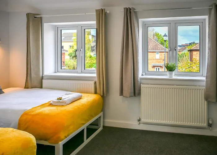 Dings House With Free Parking In Super South West Location By Stae-homes