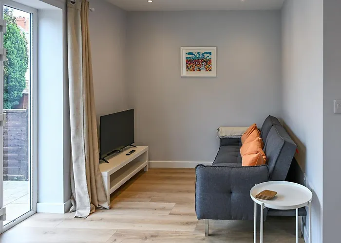 Dings House With Free Parking In Super South West Location By Stae-homes *