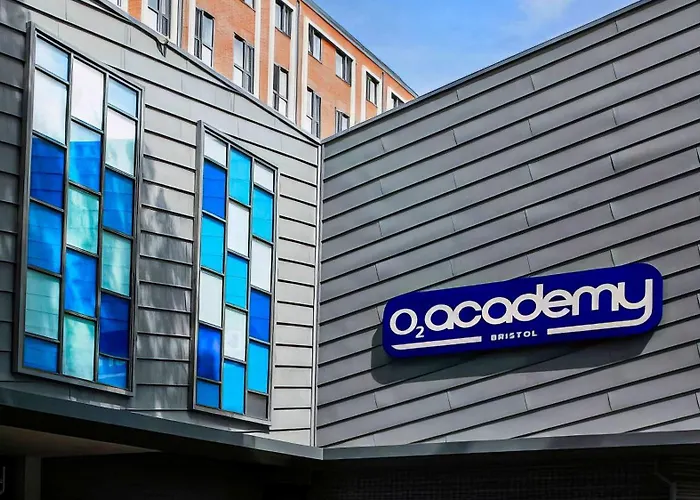 Dings House With Free Parking In Super South West Location By Stae-homes