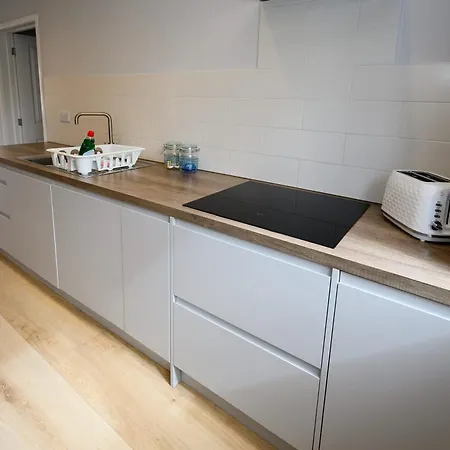 Dings House With Free Parking In Super South West Location By Staystaycations Сasa de vacaciones *