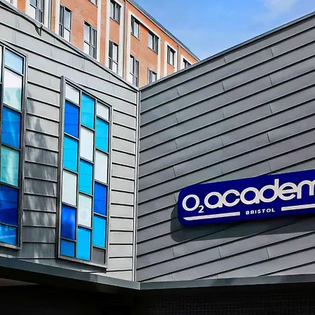 Dings House With Free Parking In Super South West Location By Stae-homes