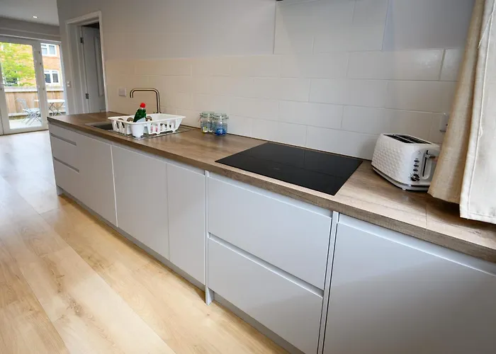 Dings House With Free Parking In Super South West Location By Stae-homes Nyaraló *