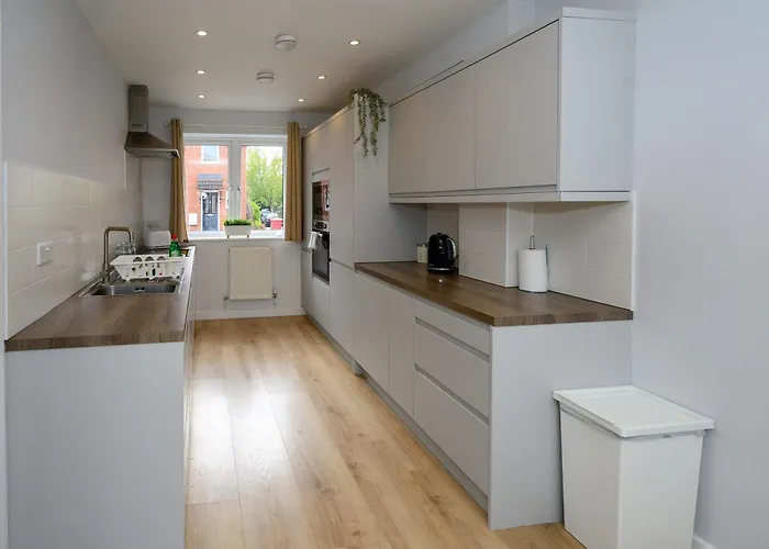 Dings House With Free Parking In Super South West Location By Stae-homes Nyaraló