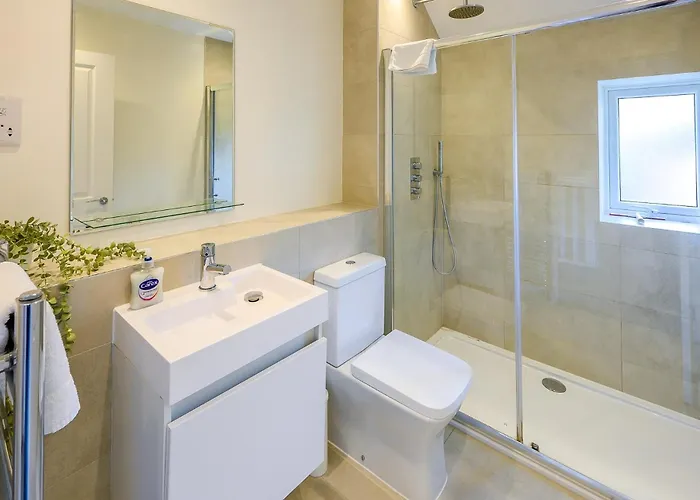 Dings House With Free Parking In Super South West Location By Stae-homes