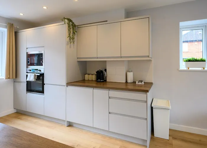 Dings House With Free Parking In Super South West Location By Stae-homes